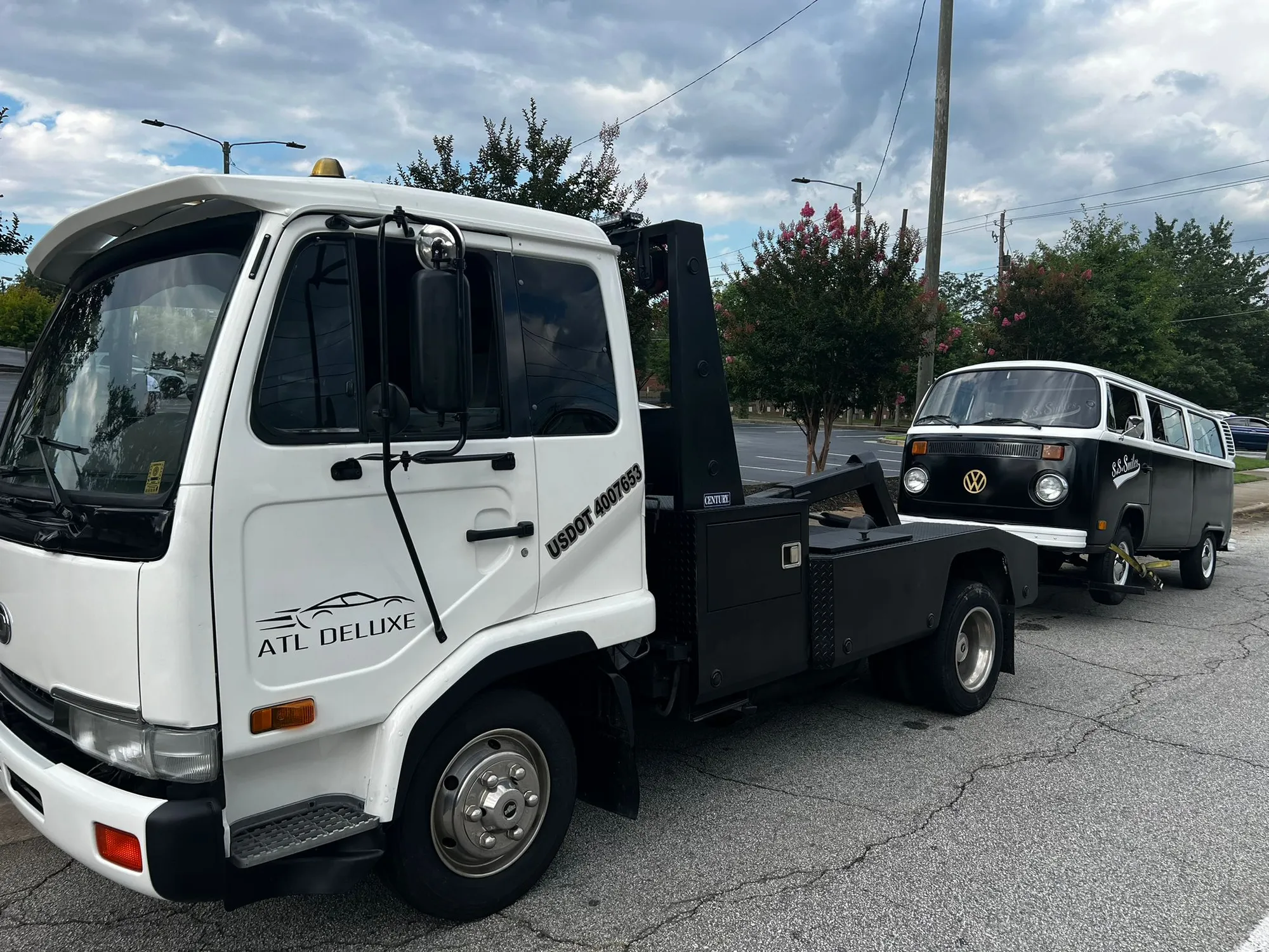 Why choose Atl Deluxe Towing LLC for Enclosed Transport Service
